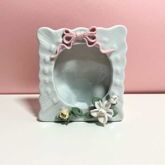 Vintage Other - Vintage pastel floral rose picture frame with bow